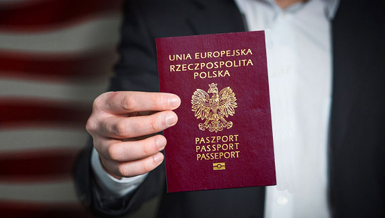 kurs kasjera - paszport w ręku